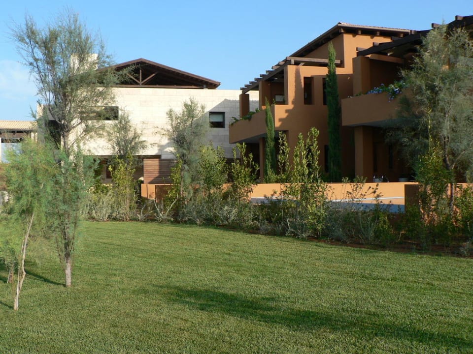 Rechts/in Rot: Einige der Häuser, unten mit Pool The Romanos, a Luxury Collection Resort, Costa Navarino