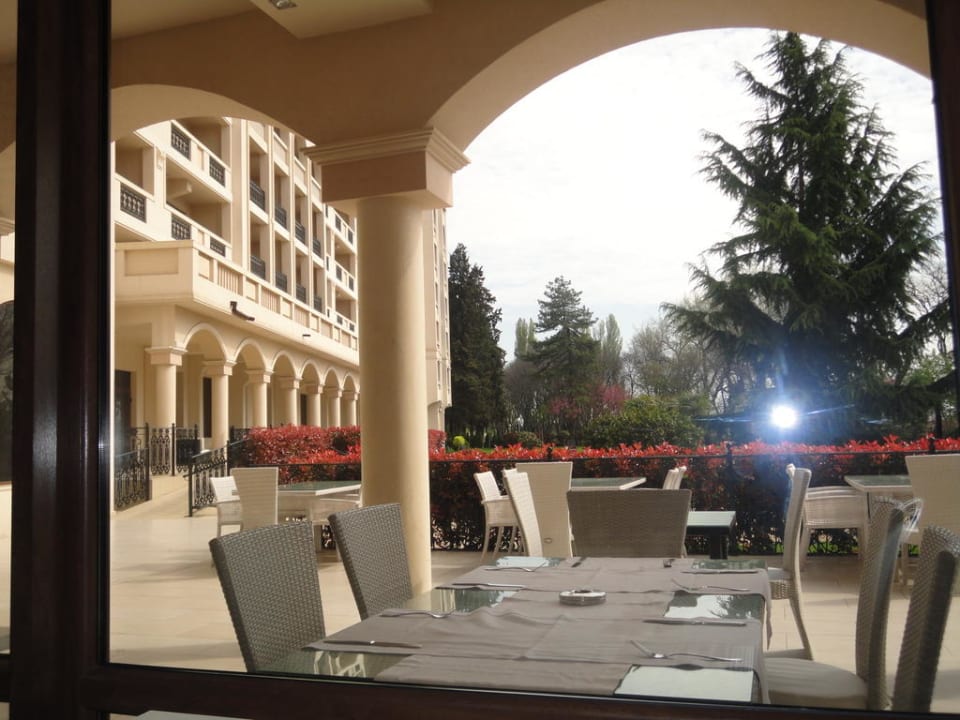 Blick beim Frühstücken aus dem Fenster Grand Hotel & SPA Primoretz