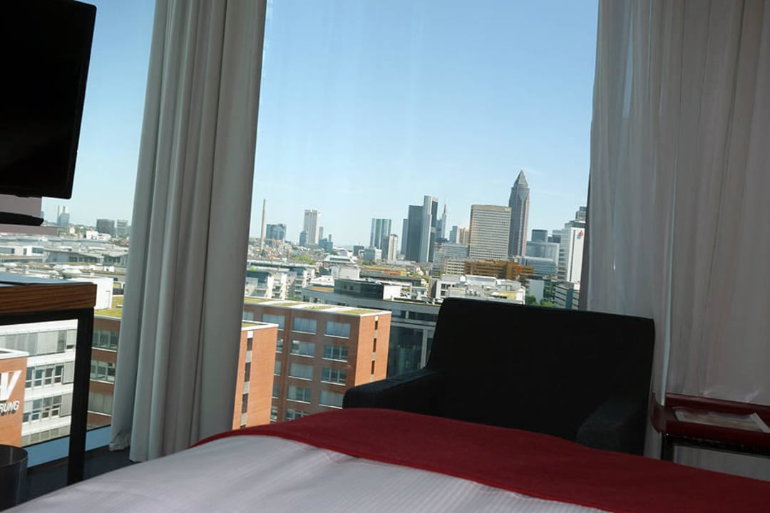 Ausblick vom Bett auf die Skyline Radisson Blu Hotel Frankfurt