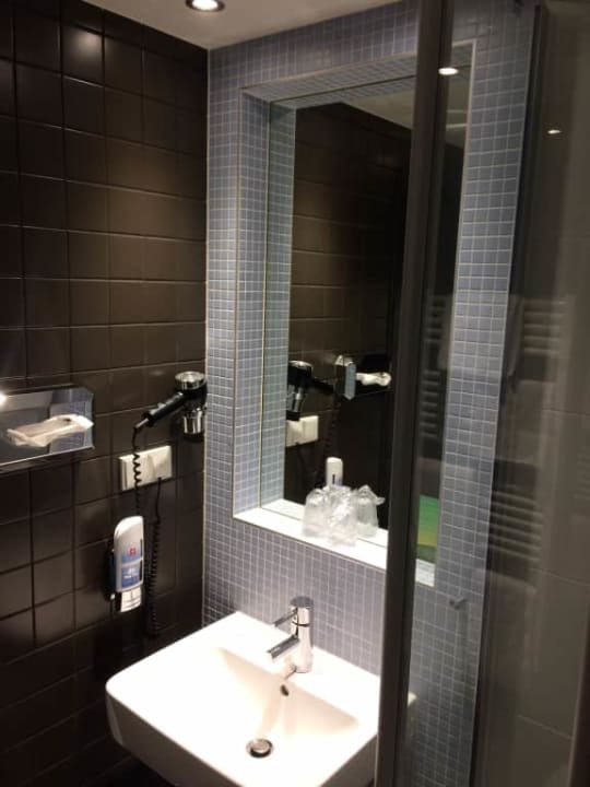 Łazienka w pokóju dwuosobowym typu standard MEININGER Hotel Berlin Airport