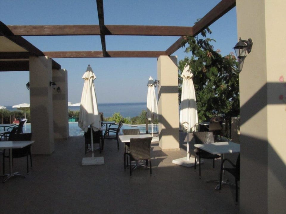 Taras przy hotelowym barze Hotel Livadakia Village