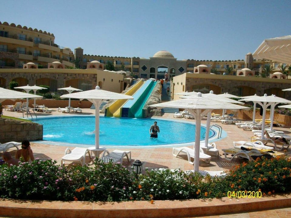 Pool und Hauptgebäude Utopia Beach Club