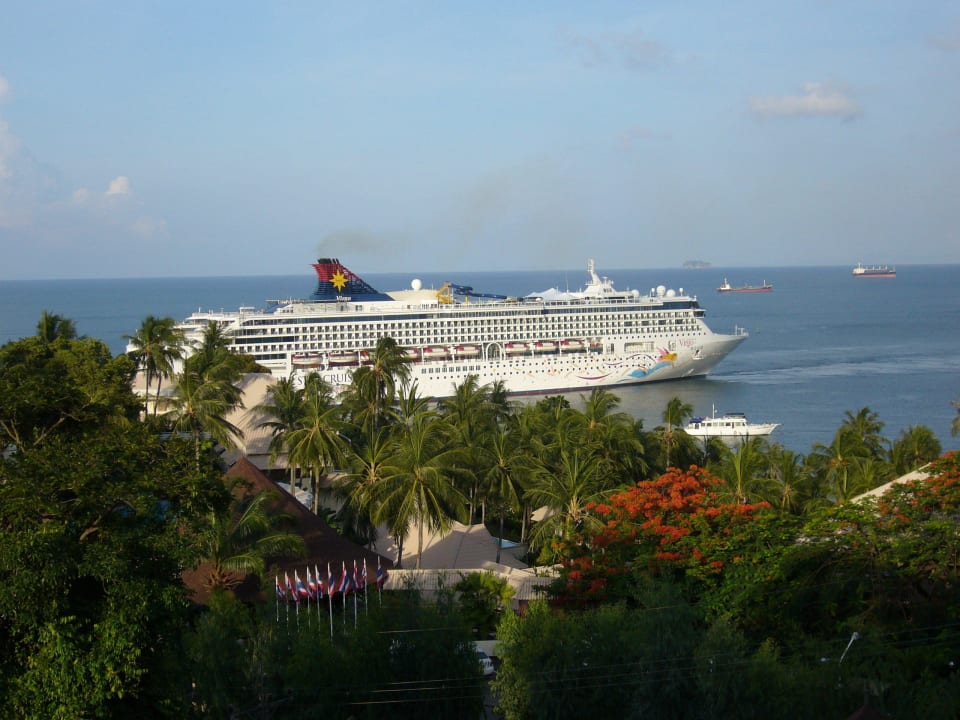 Wöchentlich fährt ein Kreuzfahrtschiff vorbei Cape Panwa Hotel