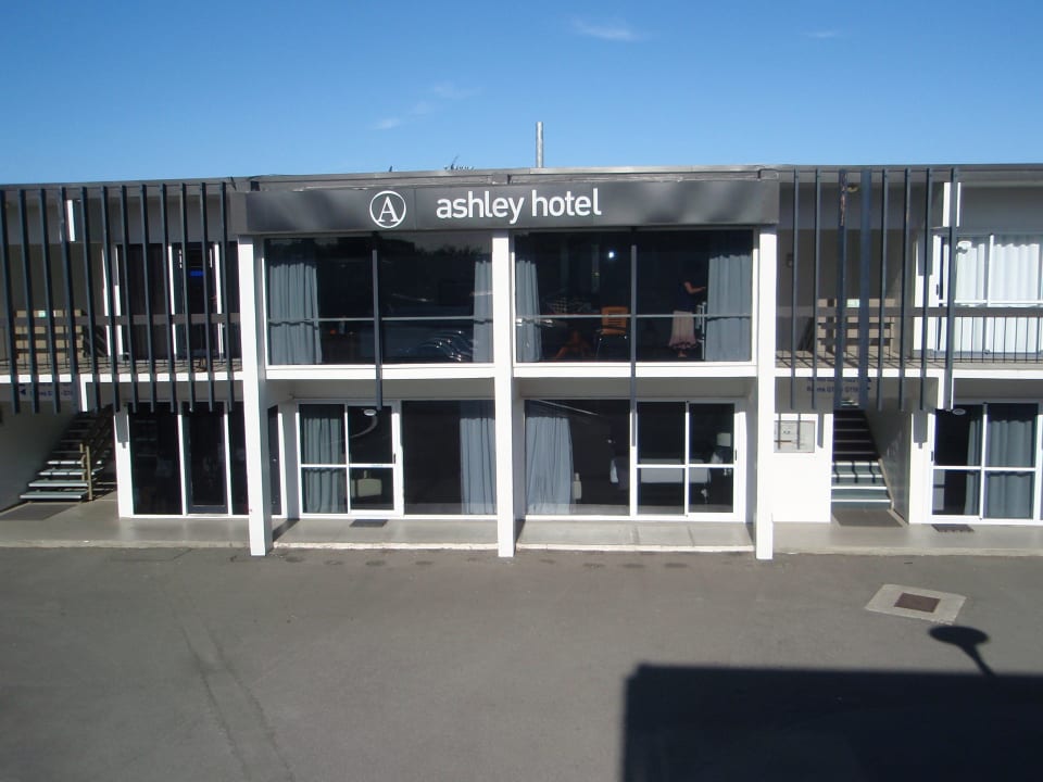 Außenansicht des Hotels und Zimmer The Ashley Hotel