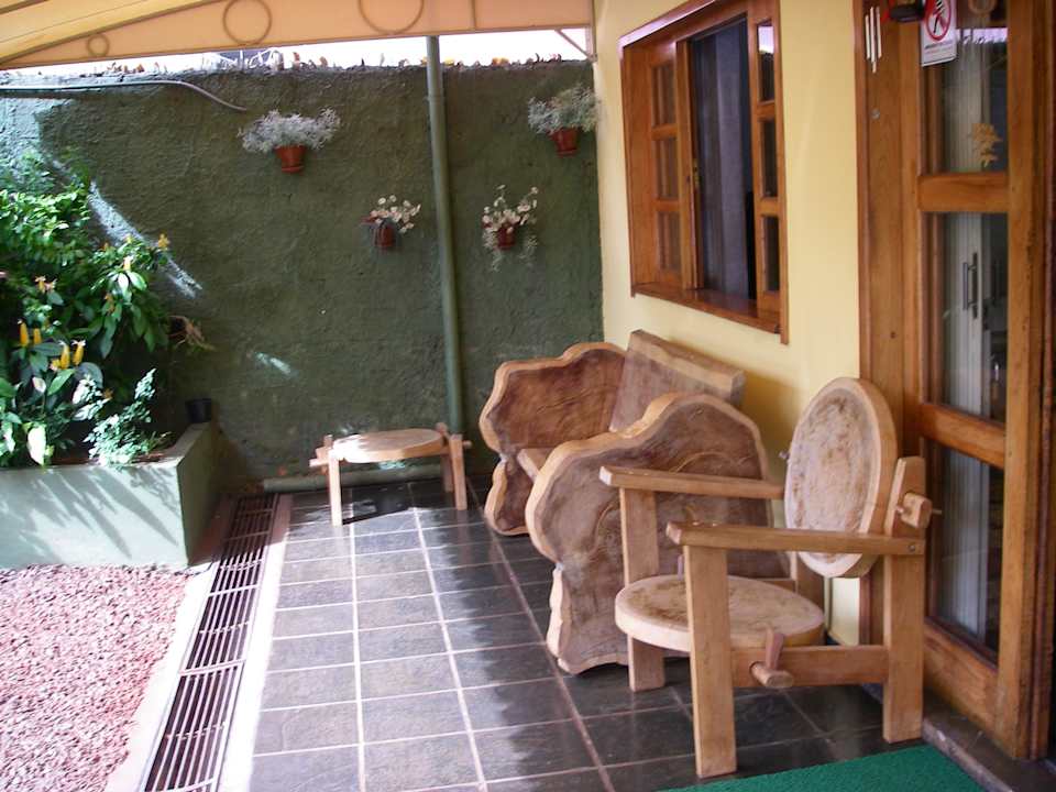 Przed wejściem do budynku Pousada Evelina