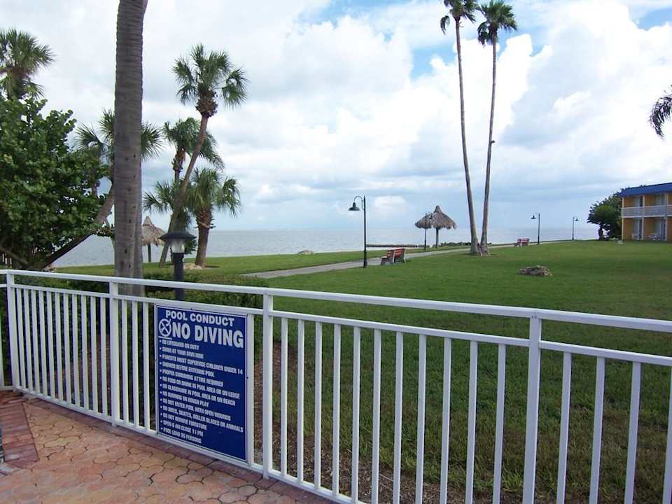 Blick vom Pool zur Bucht Hotel Magnuson Marina Cove
