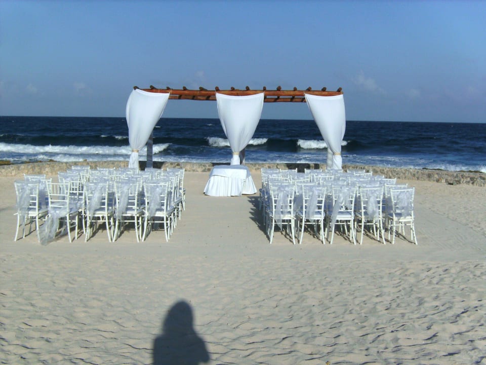 Hier am Strand wurde fast tägl. geheiratet Bahia Principe Grand Tulum