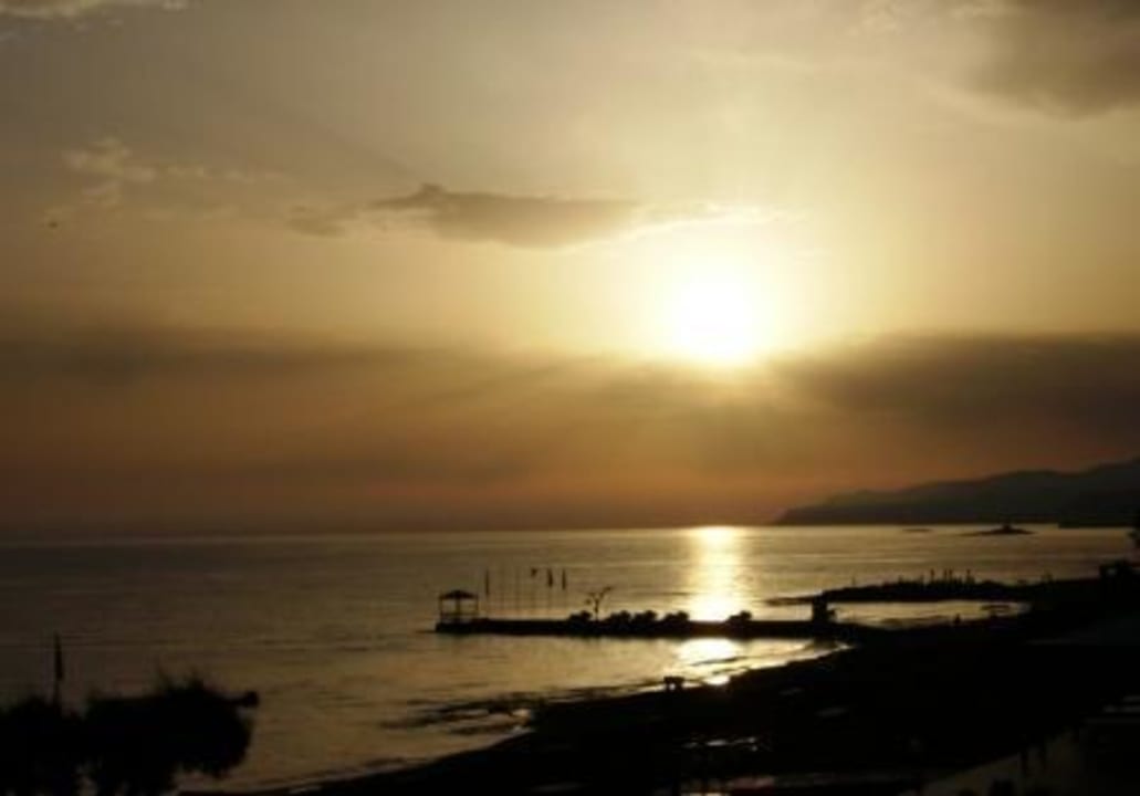 Ausblick vom Zimmer zum Meer mit Sonnenaufgang Hotel Ariadne Beach