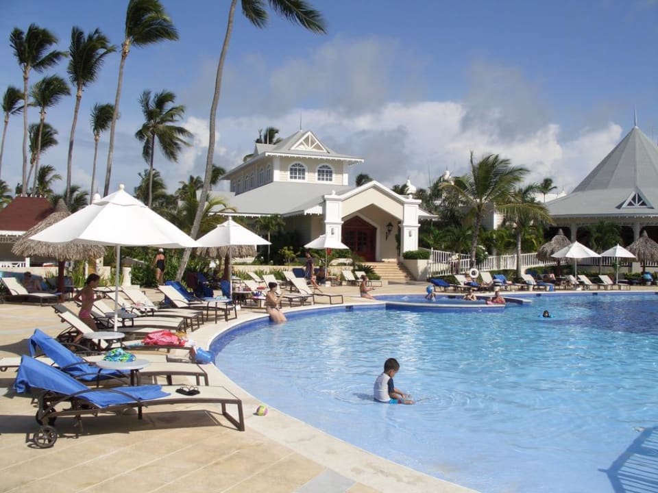 Liegen am Pool waren beliebt... Bahia Principe Luxury Esmeralda