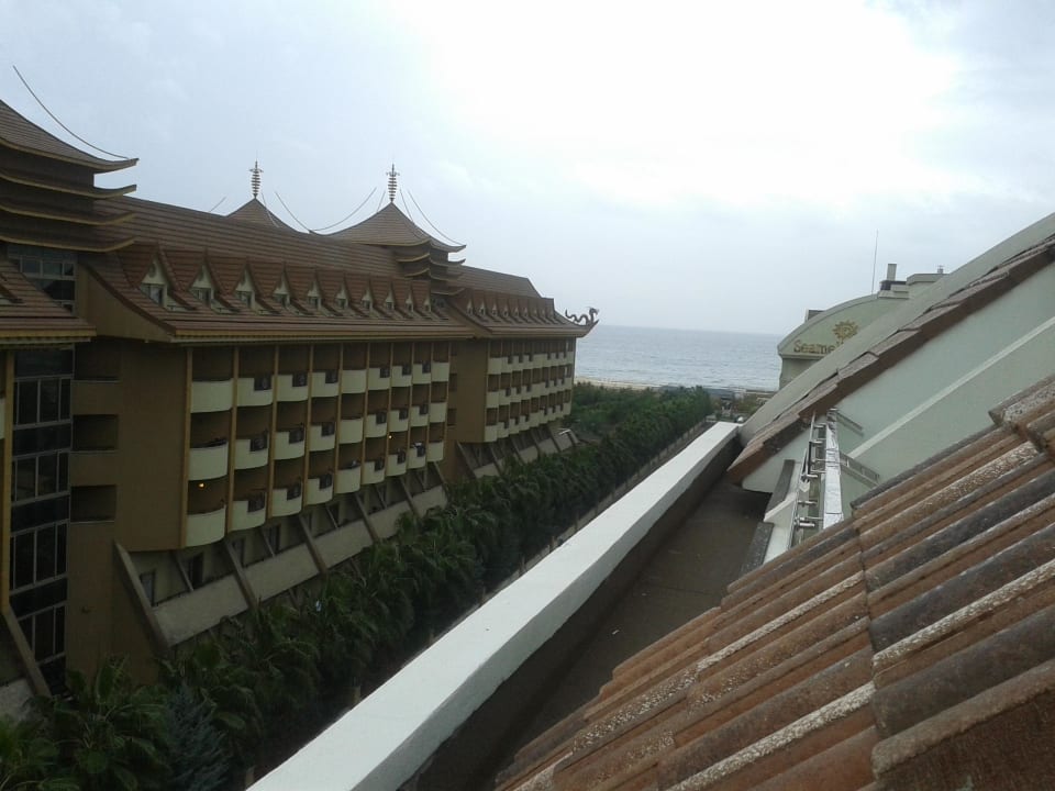 Blick zum Strand im Regen Port Side Resort Hotel