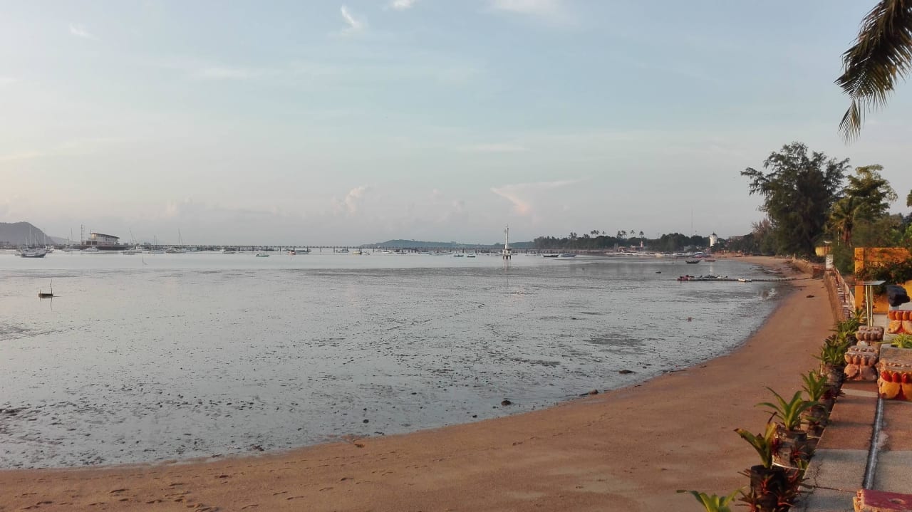 Strand vorm Hotel...nicht zum Baden Aochalong / Ao Chalong Villa & Spa