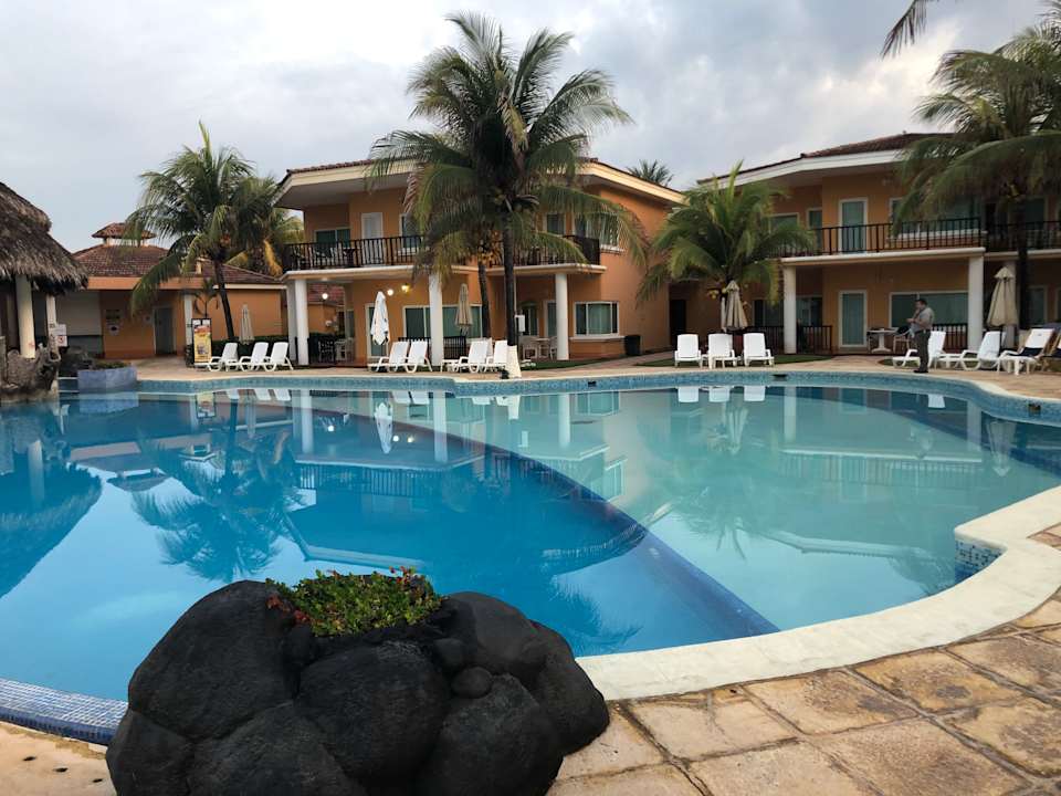 Pool Hotel Cayman Suites