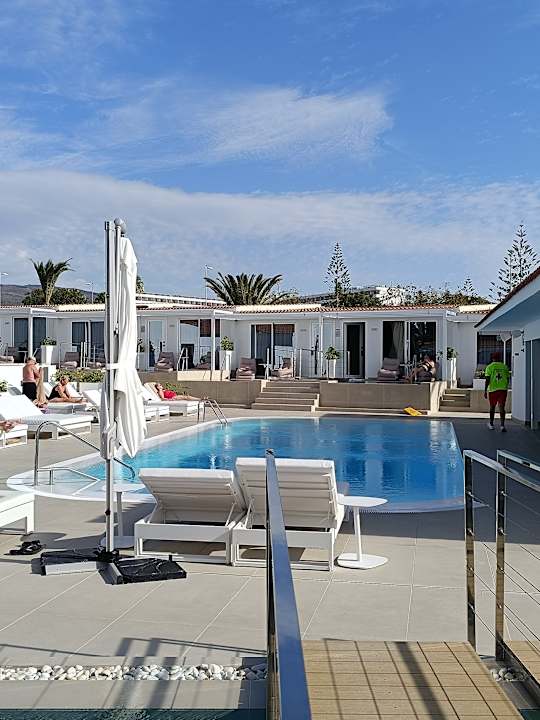 Pool HL Miraflor Suites Hotel