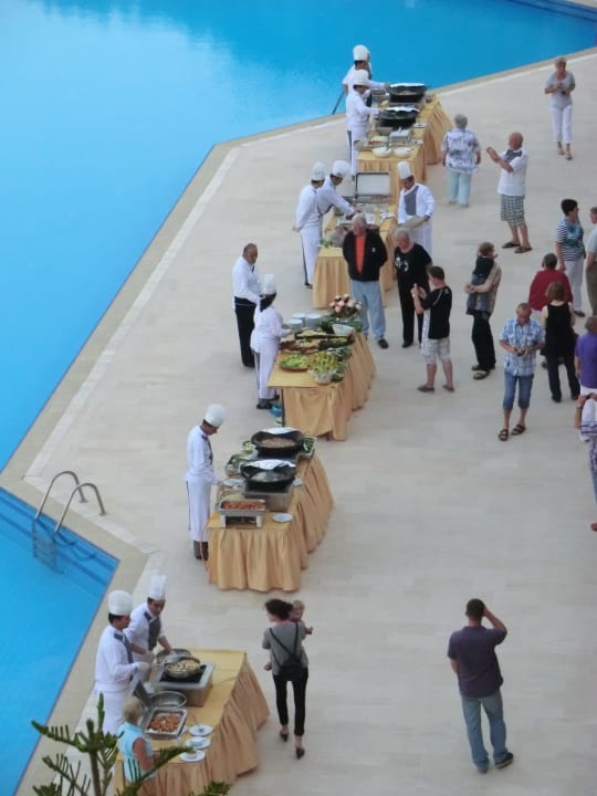 Das Mittwochs-Poolbuffet Hotel Royal Garden Beach