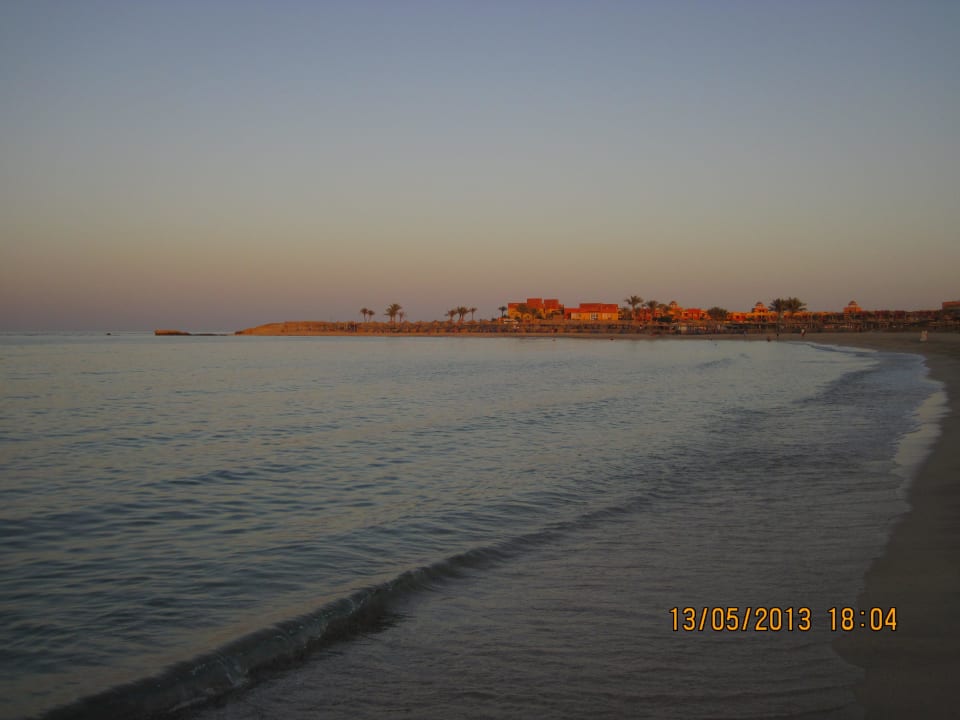 Strand am Abend Malikia Resort Abu Dabbab