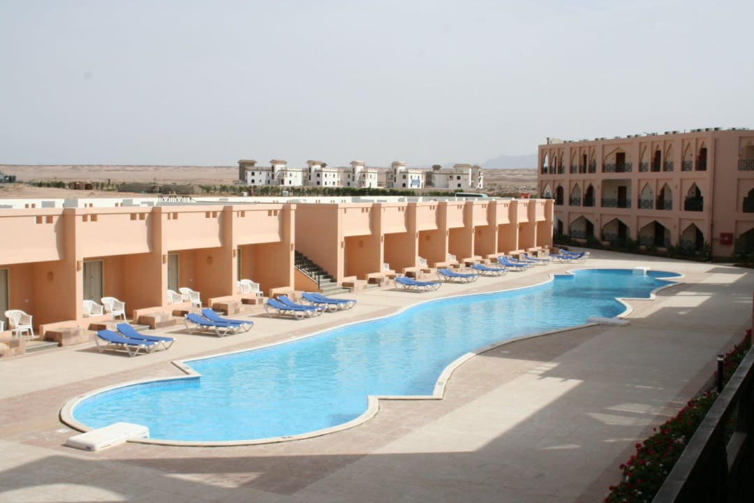 Jeden z wielu basenów Jasmine Palace Resort & Spa