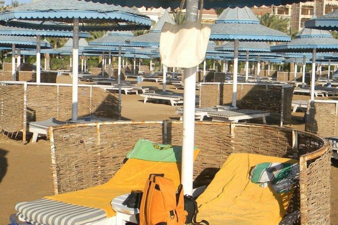 Unsere Liegen am Strand! The Grand Hotel Hurghada