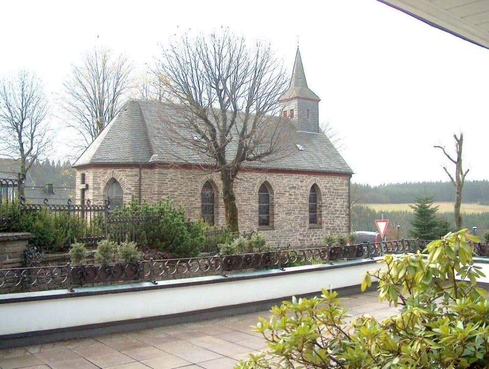 Die Kapelle gegenüber dem Berghotel Astenkrone. Romantik Berghotel Astenkrone