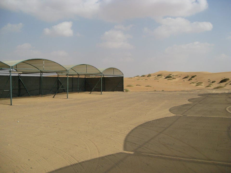 Parkplatz am Eingang Al Maha, A Luxury Collection Desert Resort & Spa