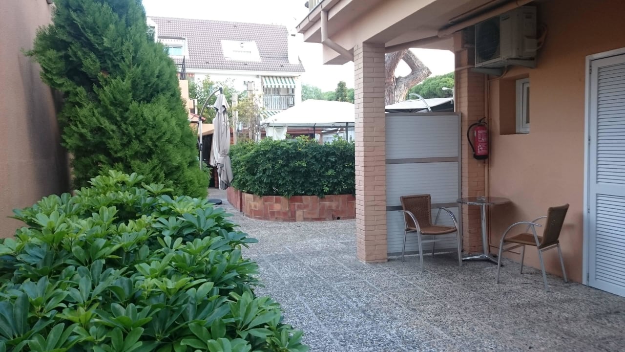 Widok na wejście do pokoju i stół przed nim Aparthotel Solifemar