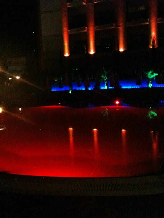 Der Pool wechselt bei Nacht die Farbe... My Home Resort