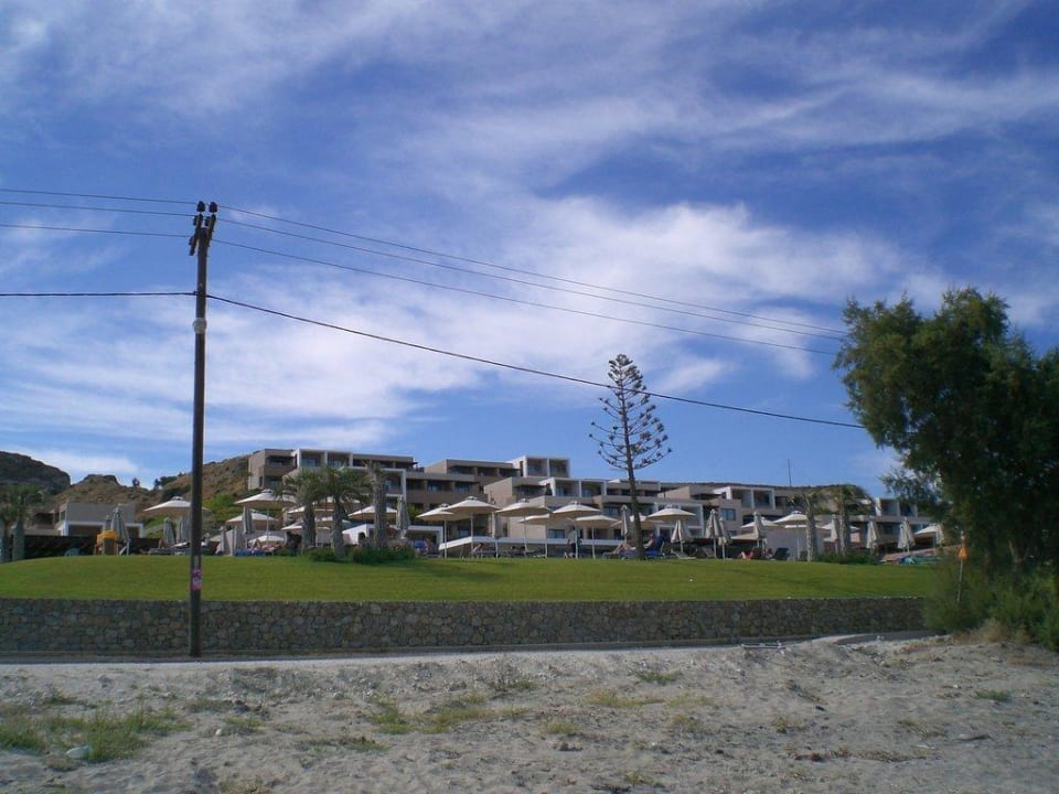 Blick vom Strand aufs Hotel Atlantica Mikri Poli Kos