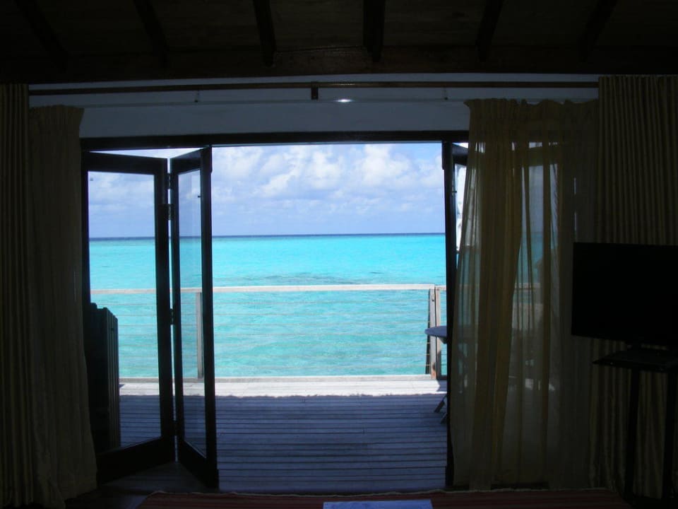 Aussicht vom Bett des Wasserbungis NH Collection Maldives Reethi Resort