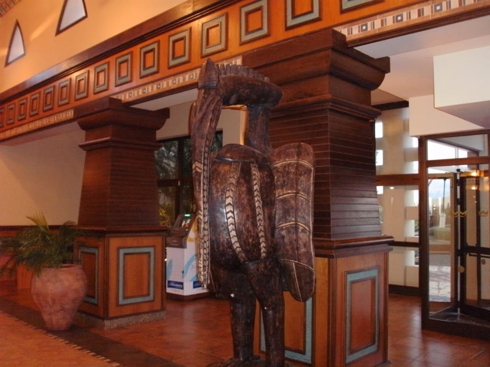 Große interessante Holzstauen im Eingangsbereich Hotel Riu Karamboa