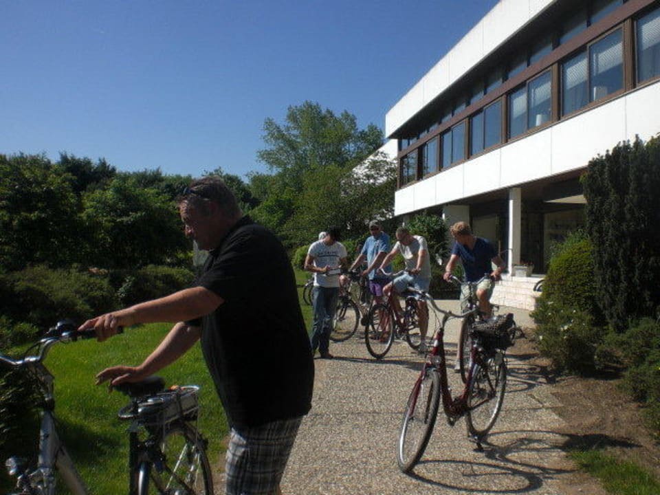 Am Hotel kann man Räder leien,  auch mit Motor  PLAZA Premium Timmendorfer Strand