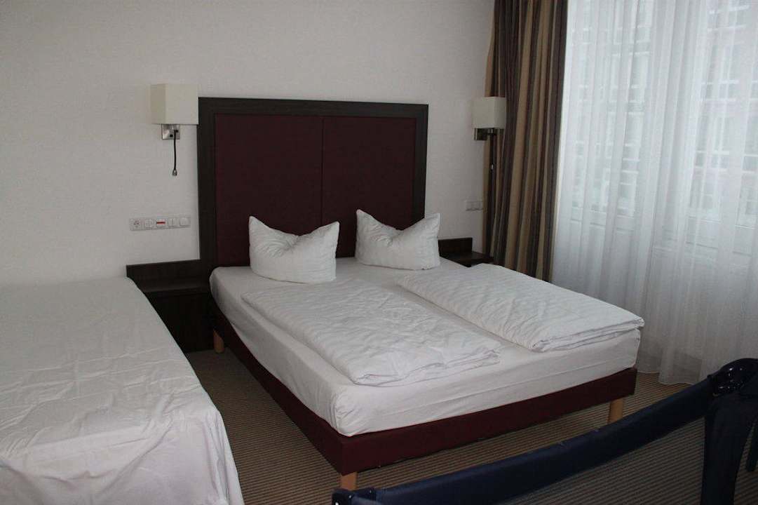 Doppelbett und unbenutztes Einzelbett acom Hotel München