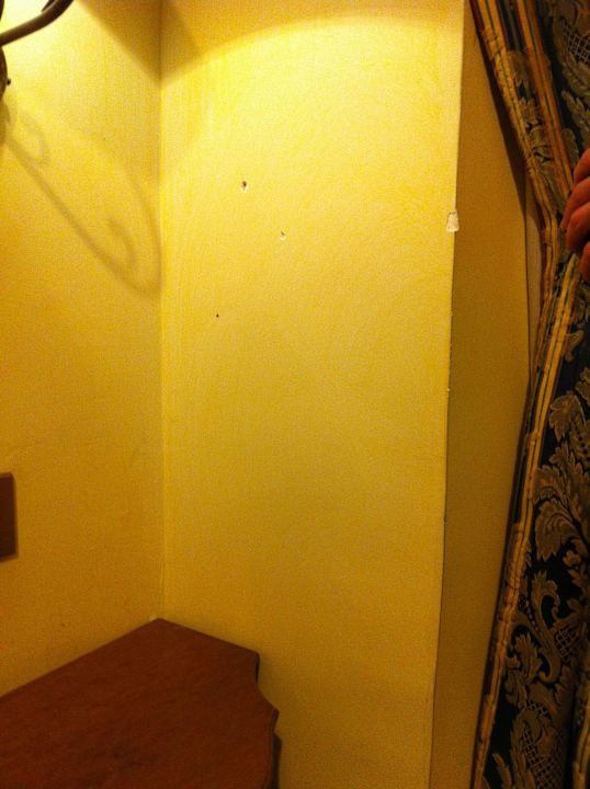Einschusslöcher in der Wand Hotel Quisisana