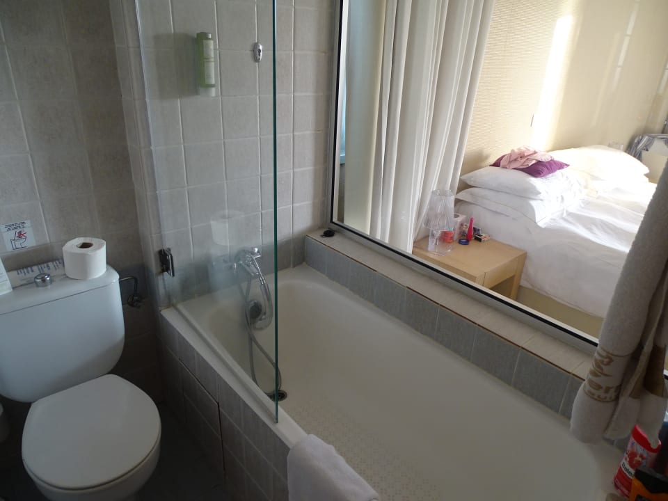 Mini Badezimmer mit Fenster zum Bett Napa Mermaid Hotel & Suites