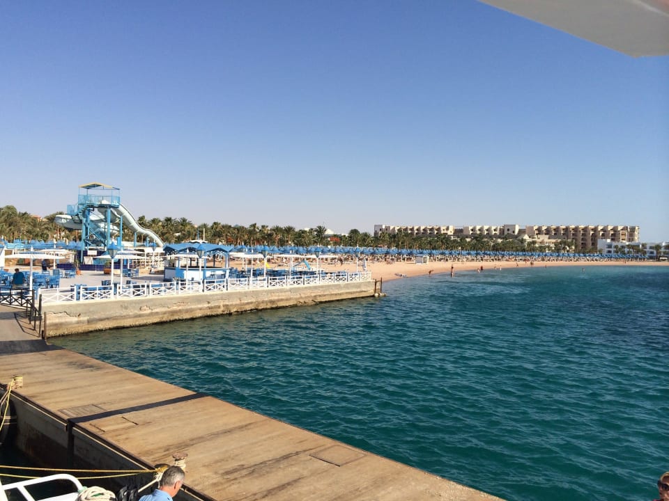 Blick vom Tauchboot auf Strand The Grand Hotel Hurghada