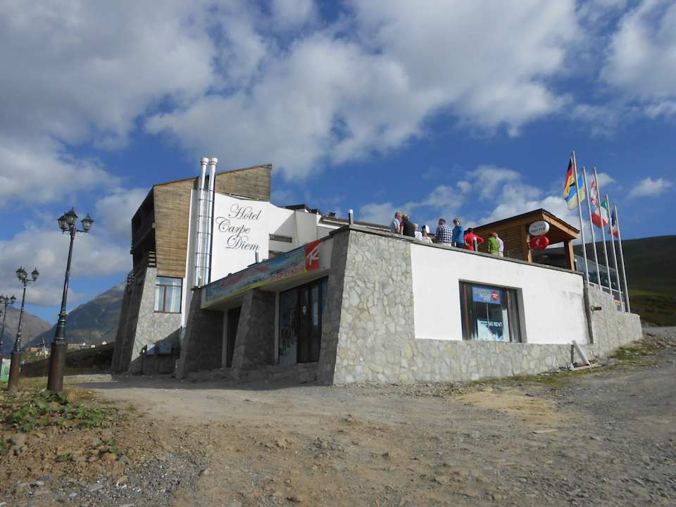 Die Außenanlage ist trostlos Hotel Carpe Diem