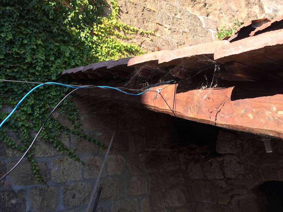 Offene Kabel über der Terrasse Guesthouse Podere Palazzina Toscana