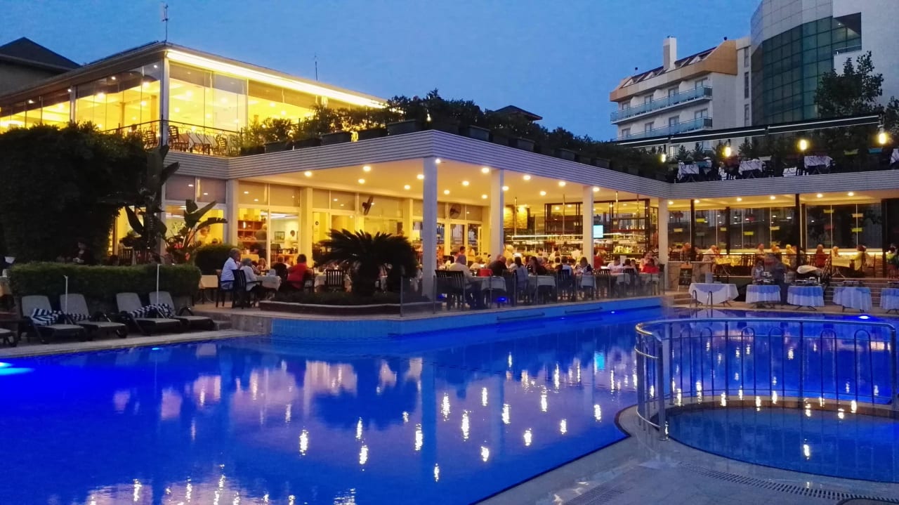 Pool und Restaurant am Abend Hotel Gardenia Beach