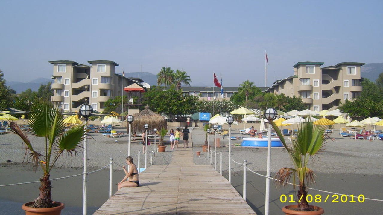 Steg Richtung Hotel Senza Sunset Beach Hotel