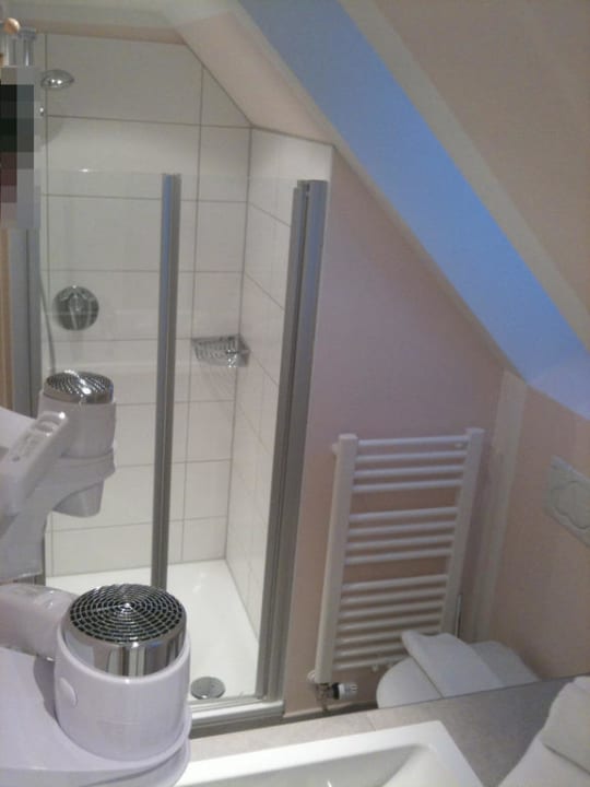 Dusche im Spiegel Hotel Donau