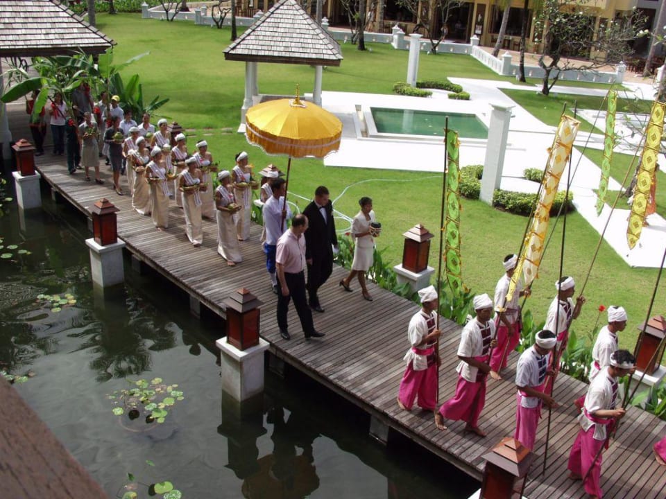 Hochzeitsprozession im Emerald-Cave-Resort Dinso Resort & Villas Ko Chang, Vignette Collection by IHG