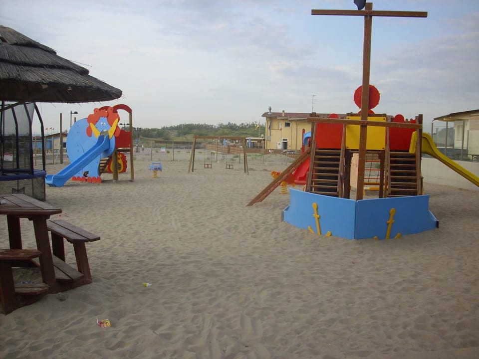 Spielplatz am Strand Villaggio Turistico Rosapineta Sud