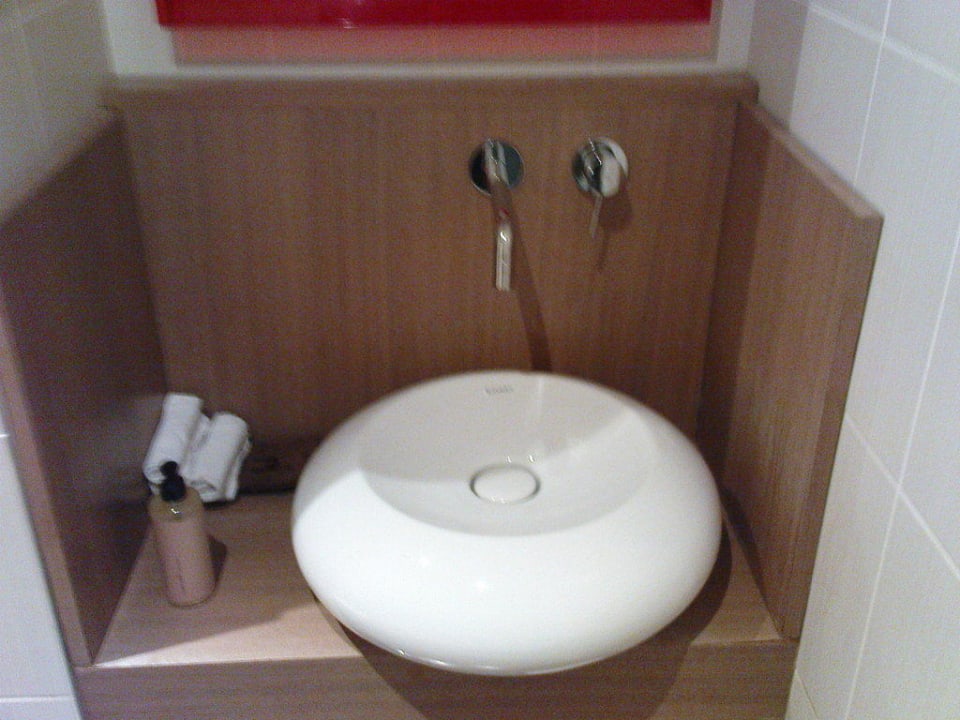 Waschbecken/WC in der Lobby Ibis Paris Gare de Lyon Reuilly