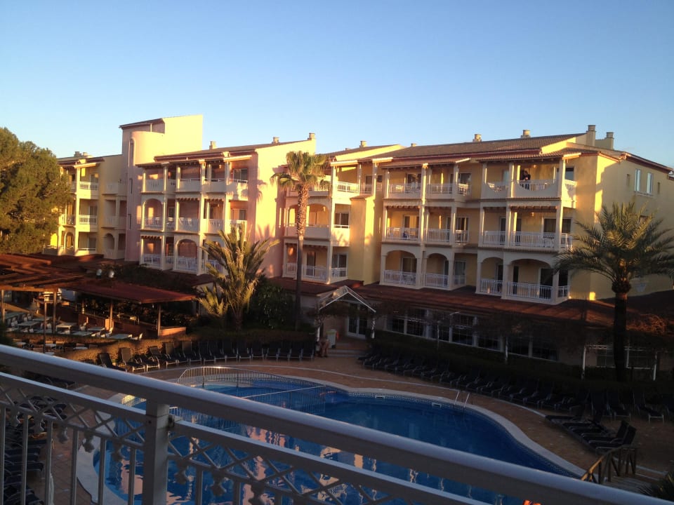 Gegenüberliegende Zimmer, unten befindet sich das  Zafiro Bahia