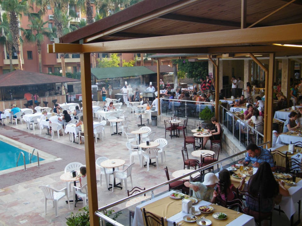 Restaurant Innen- und Außenbereich Hotel Club Tess
