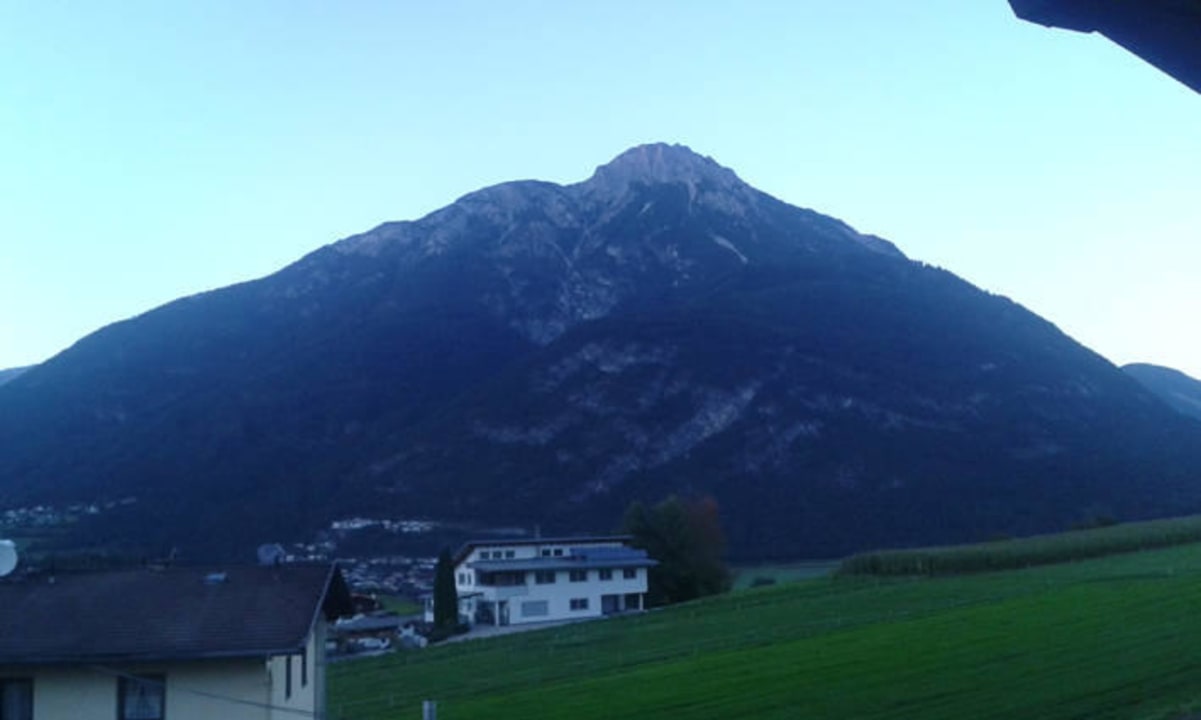 Zimmerausblick auf die Tiroler Berge Ferienhotel Bergland