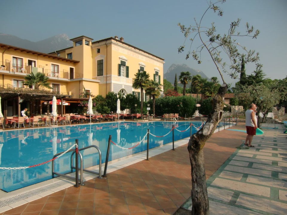 Blick über den Pool auf eines der Gebäude Hotel Antico Monastero
