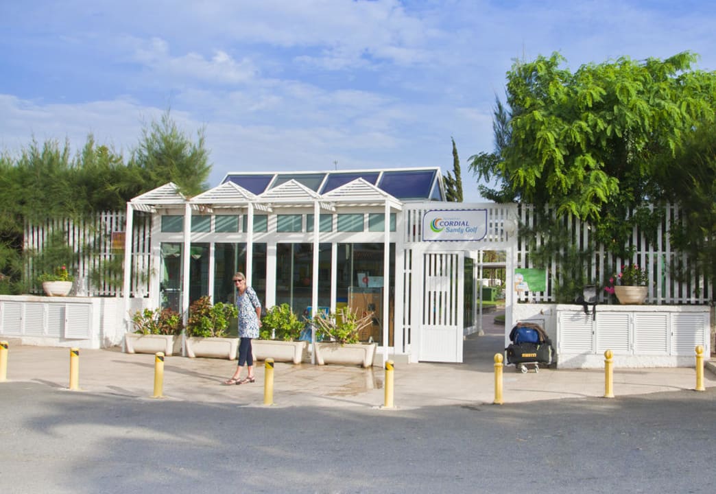 Eingang zur Anlage Bungalows Cordial Sandy Golf