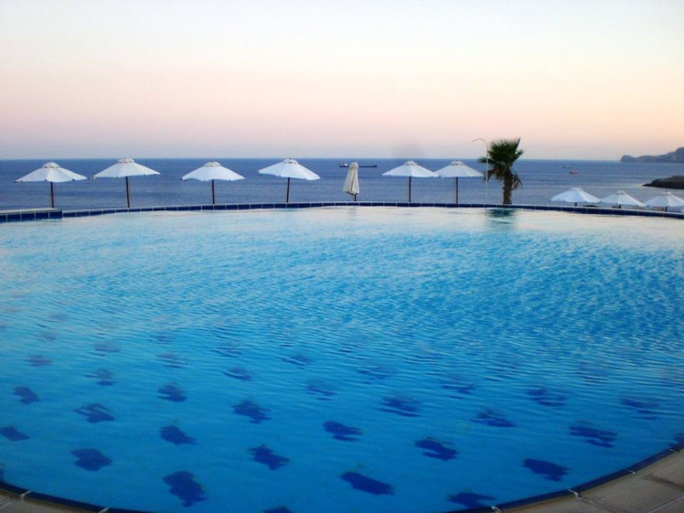 Einer der Pools mit tollem Meerblick Hotel Kalithea Horizon Royal