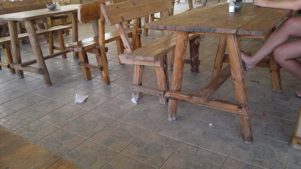 Noch harmloser Schmutz an der Snackbar Mahdia Beach & Aquapark