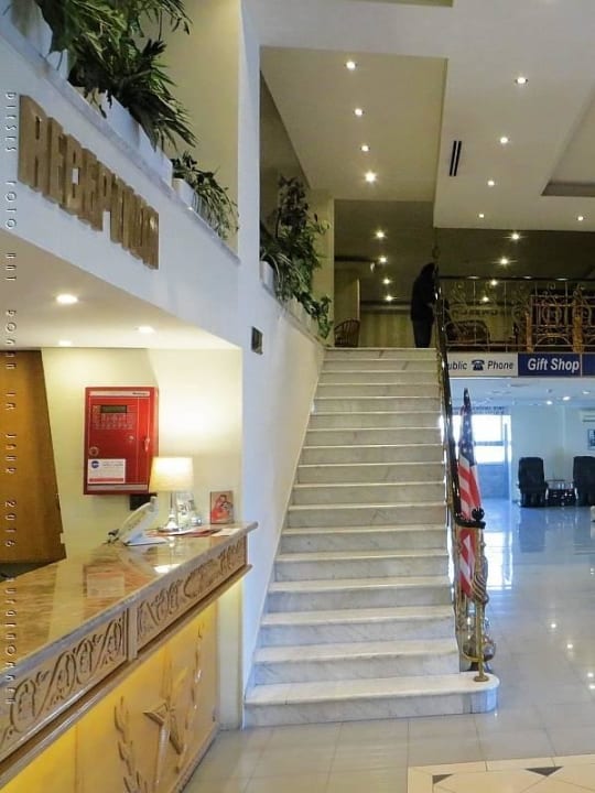 V. l. n. r. Rezeption, Aufgang zur Bar, Lobby Nativity Hotel