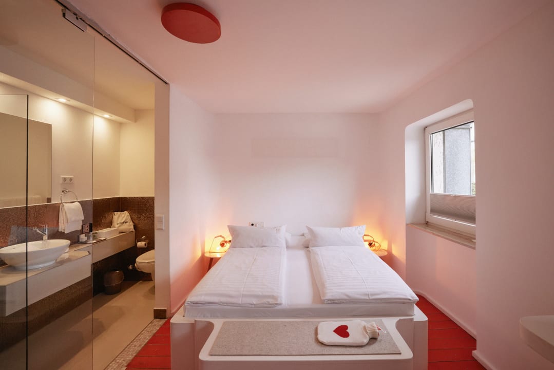 Zimmer 18Arts Hotel - Living in a Gallery!